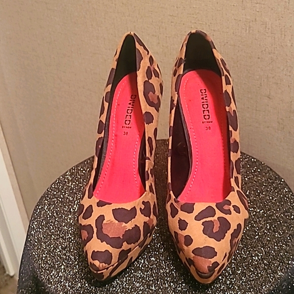 DIVIDED CHEETAH PRINT HEELS size 7 - Picture 2 of 5